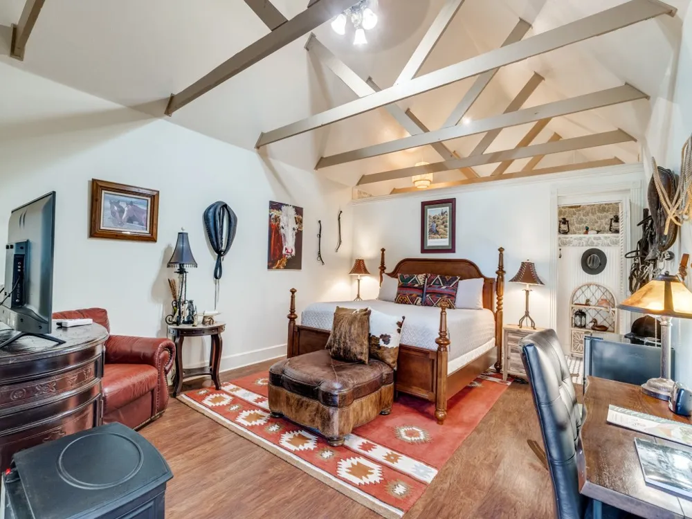 1002 W Pearl Street Granbury, TX 76048