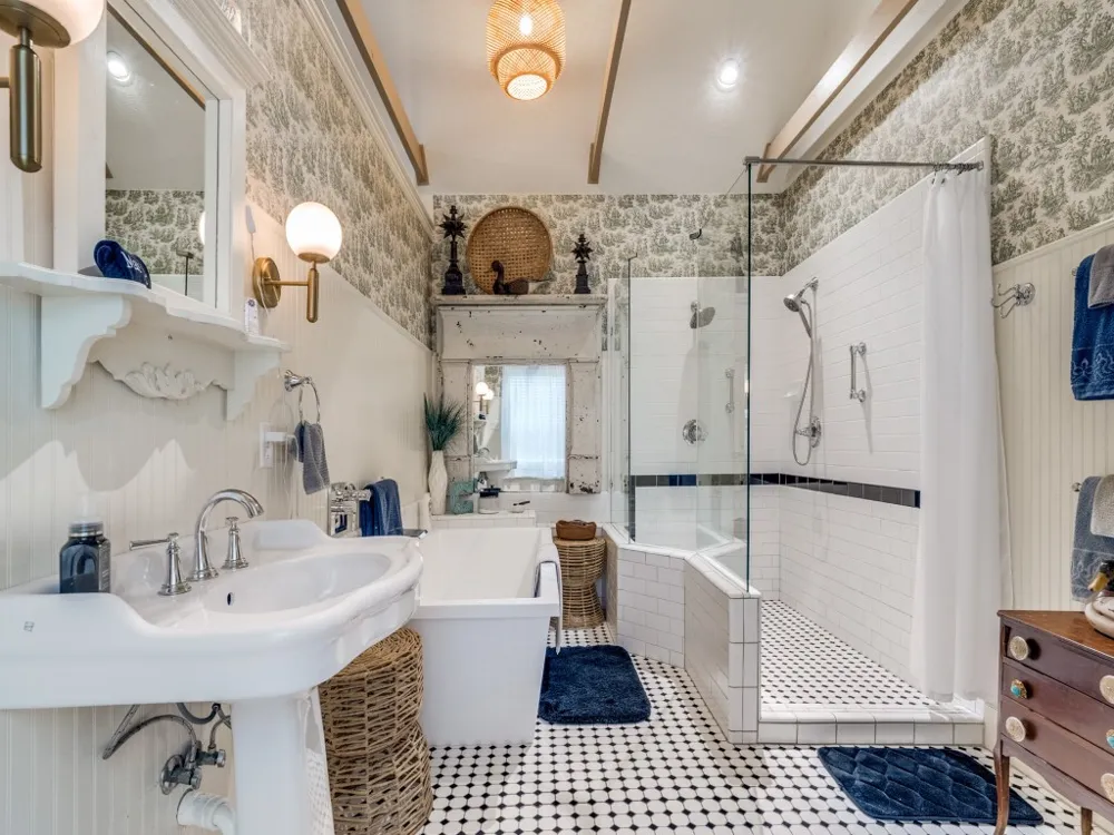 1002 W Pearl Street Granbury, TX 76048