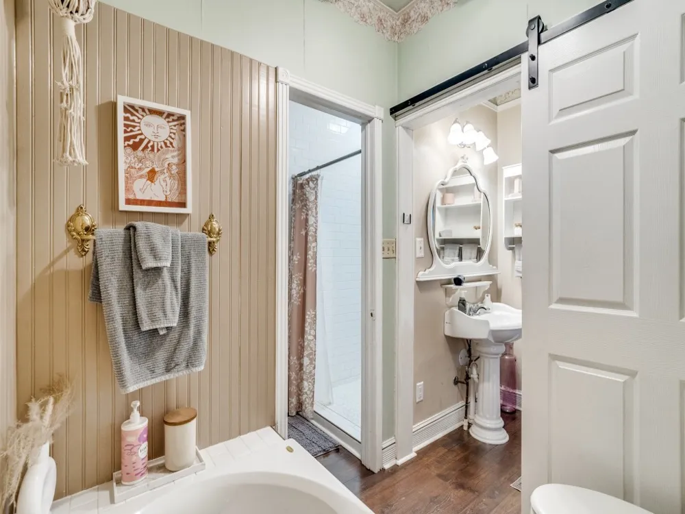1002 W Pearl Street Granbury, TX 76048