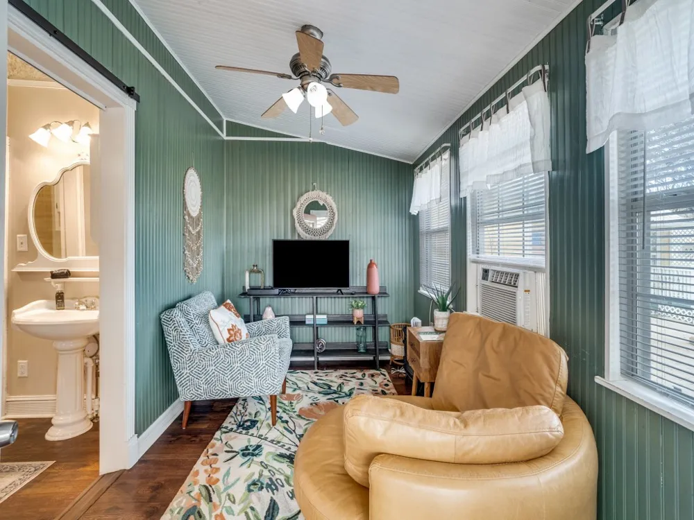 1002 W Pearl Street Granbury, TX 76048