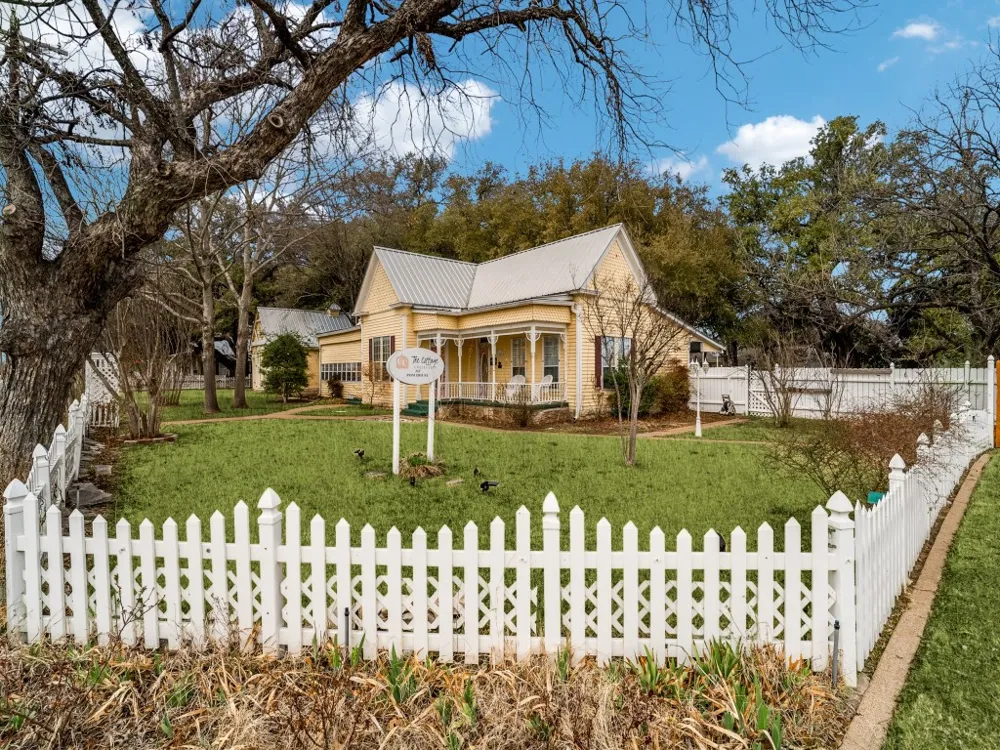1002 W Pearl Street Granbury, TX 76048