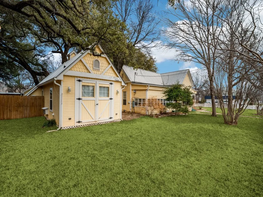 1002 W Pearl Street Granbury, TX 76048