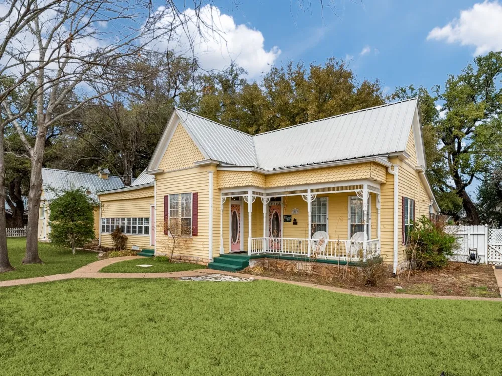 1002 W Pearl Street Granbury, TX 76048