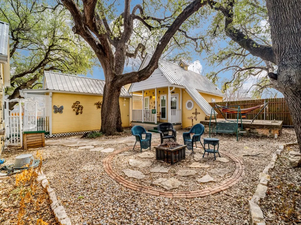 1002 W Pearl Street Granbury, TX 76048
