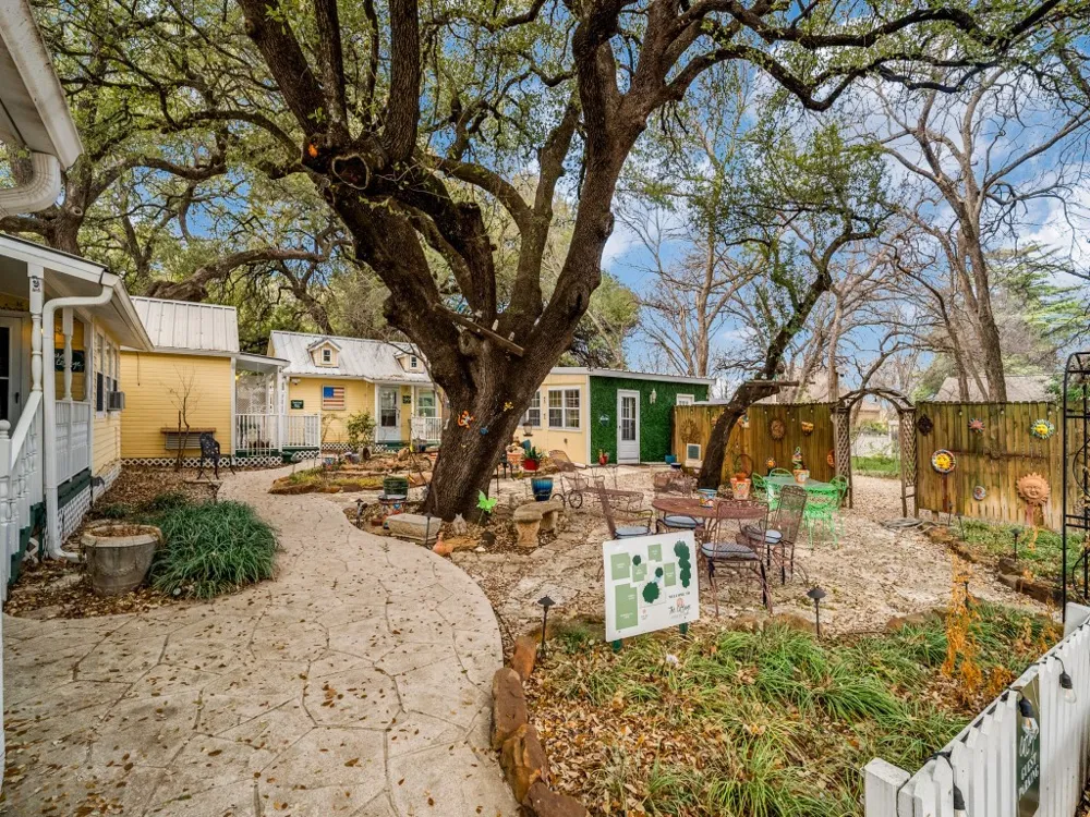 1002 W Pearl Street Granbury, TX 76048