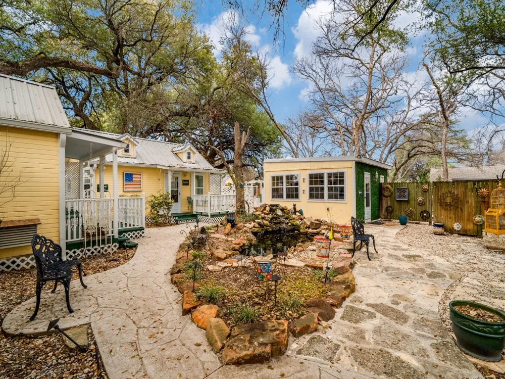 1002 W Pearl Street Granbury, TX 76048