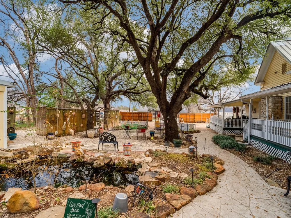 1002 W Pearl Street Granbury, TX 76048