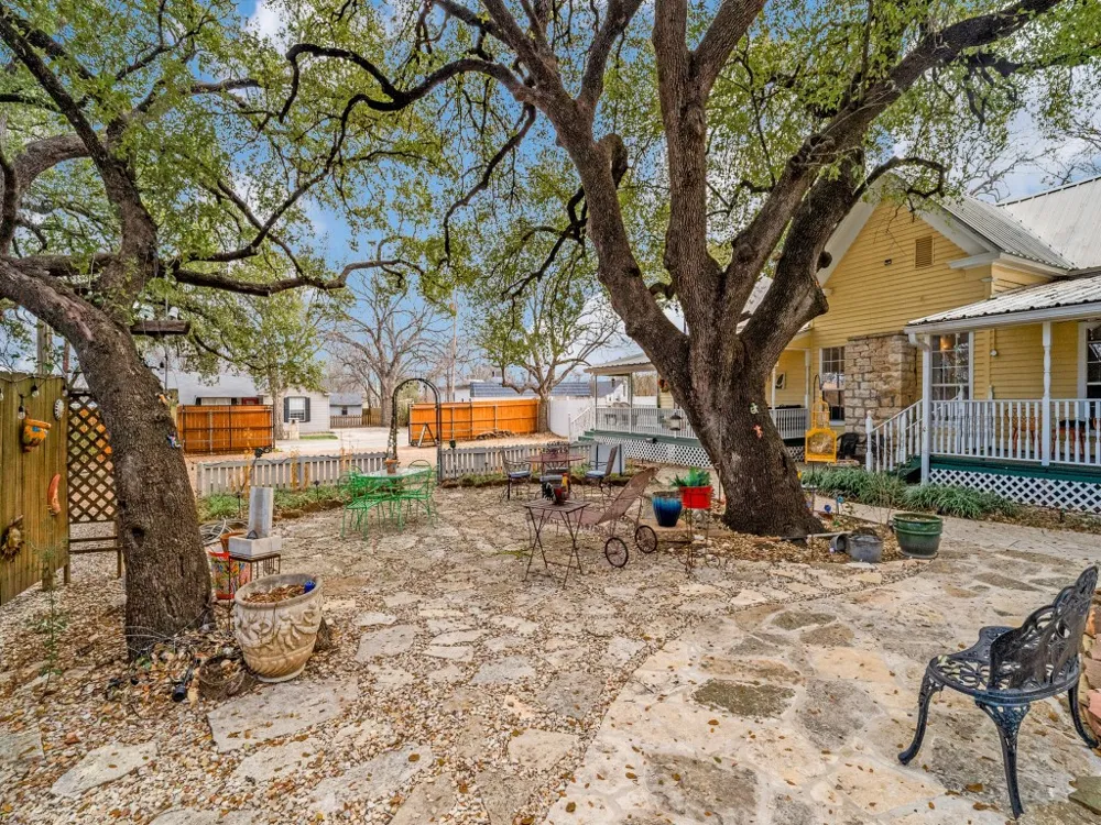 1002 W Pearl Street Granbury, TX 76048