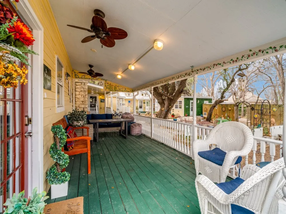 1002 W Pearl Street Granbury, TX 76048