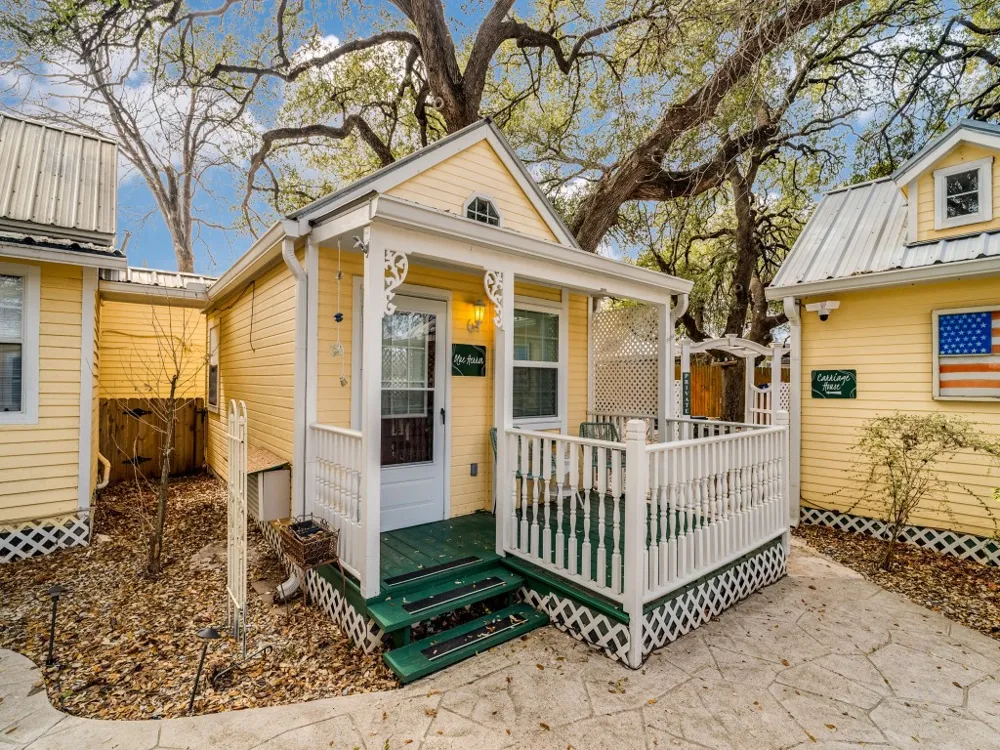 1002 W Pearl Street Granbury, TX 76048