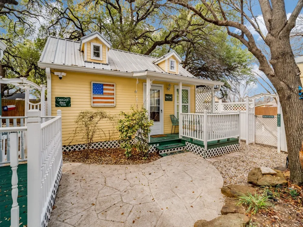 1002 W Pearl Street Granbury, TX 76048