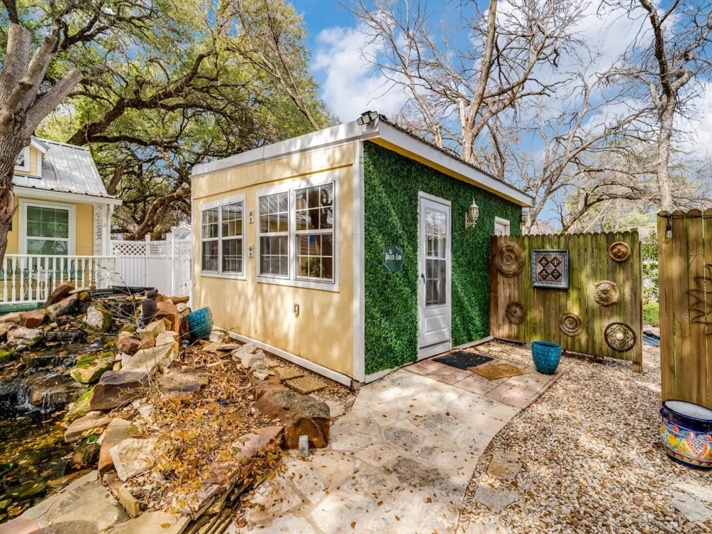 1002 W Pearl Street Granbury, TX 76048