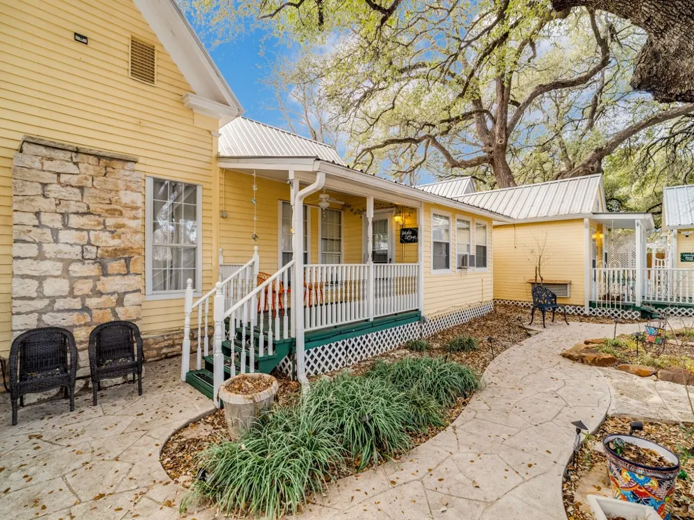 1002 W Pearl Street Granbury, TX 76048