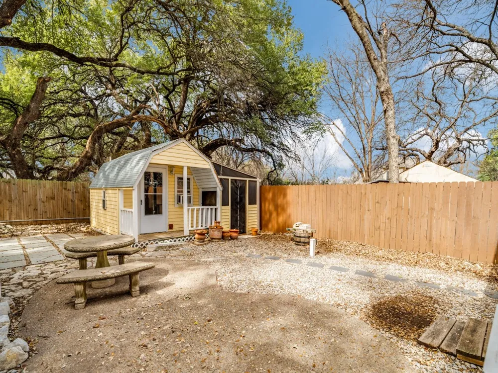 1002 W Pearl Street Granbury, TX 76048