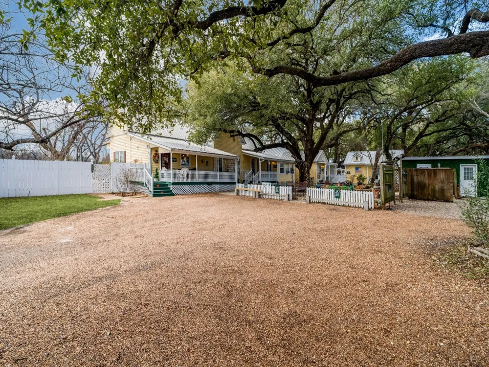 1002 W Pearl Street Granbury, TX 76048