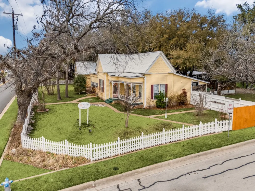 1002 W Pearl Street Granbury, TX 76048