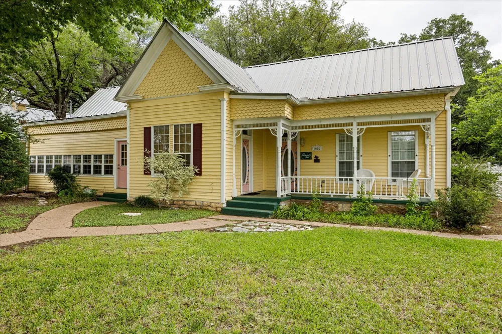 1002 W Pearl Street Granbury, TX 76048