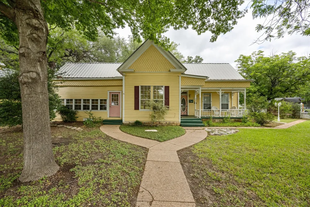1002 W Pearl Street Granbury, TX 76048
