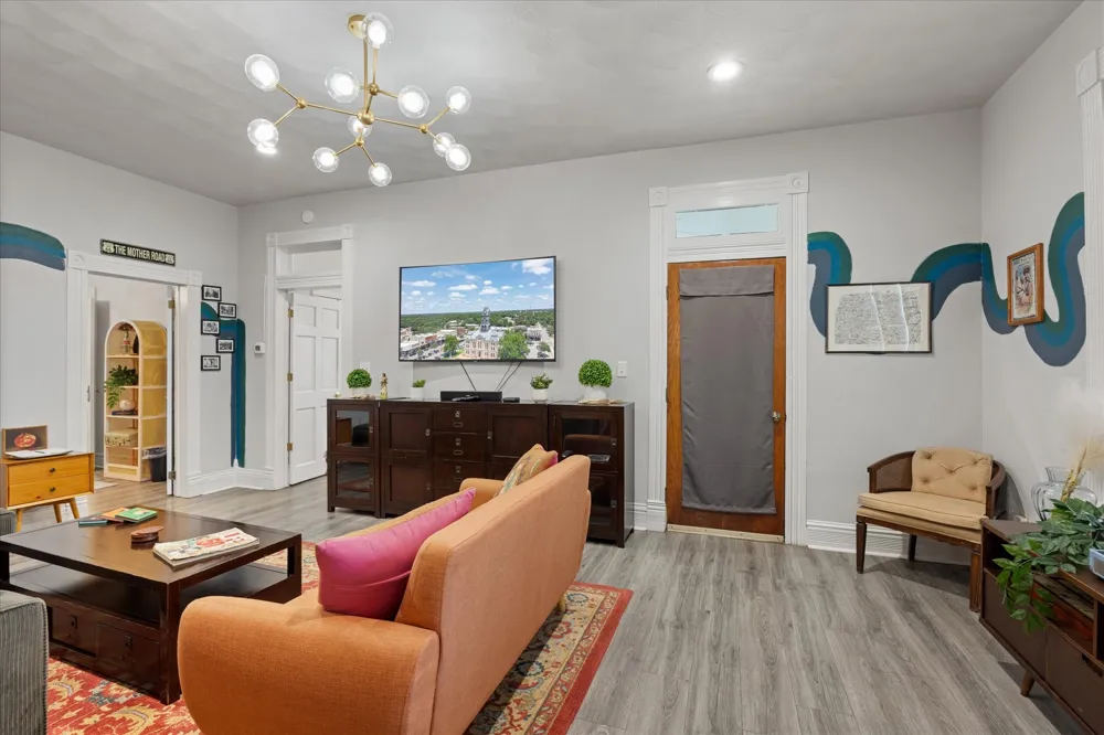 1002 W Pearl Street Granbury, TX 76048