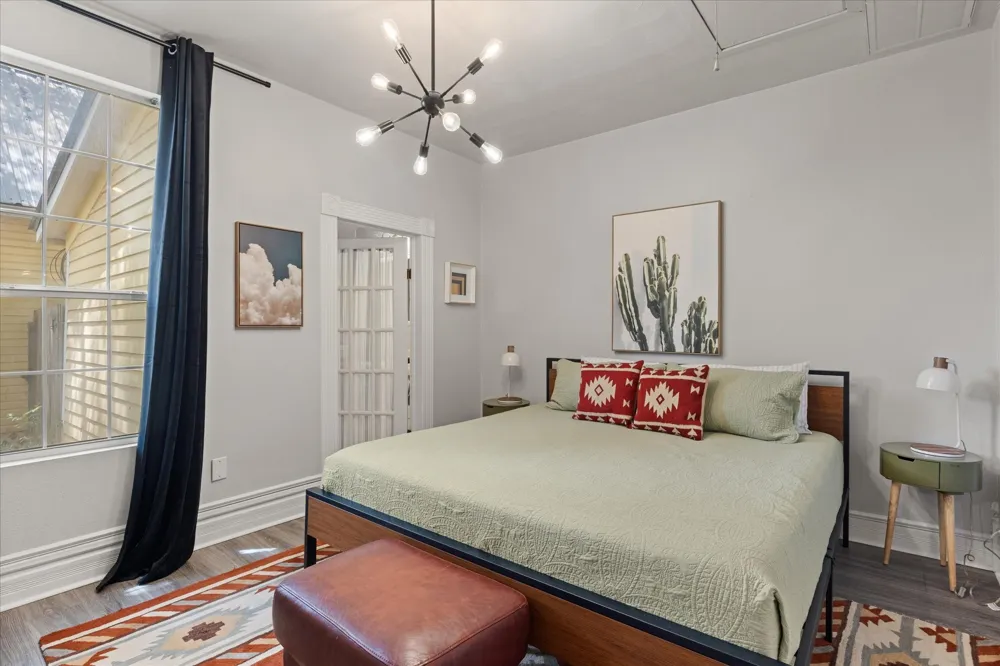 1002 W Pearl Street Granbury, TX 76048