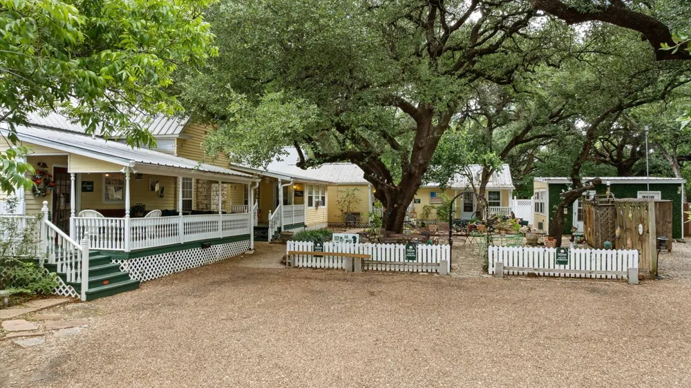 1002 W Pearl Street Granbury, TX 76048