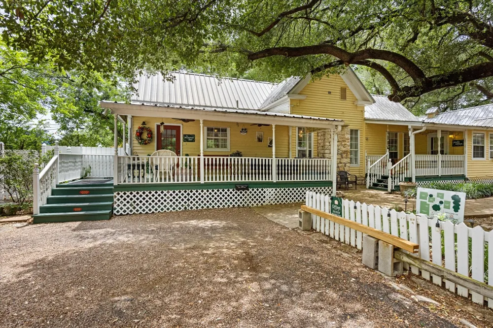 1002 W Pearl Street Granbury, TX 76048