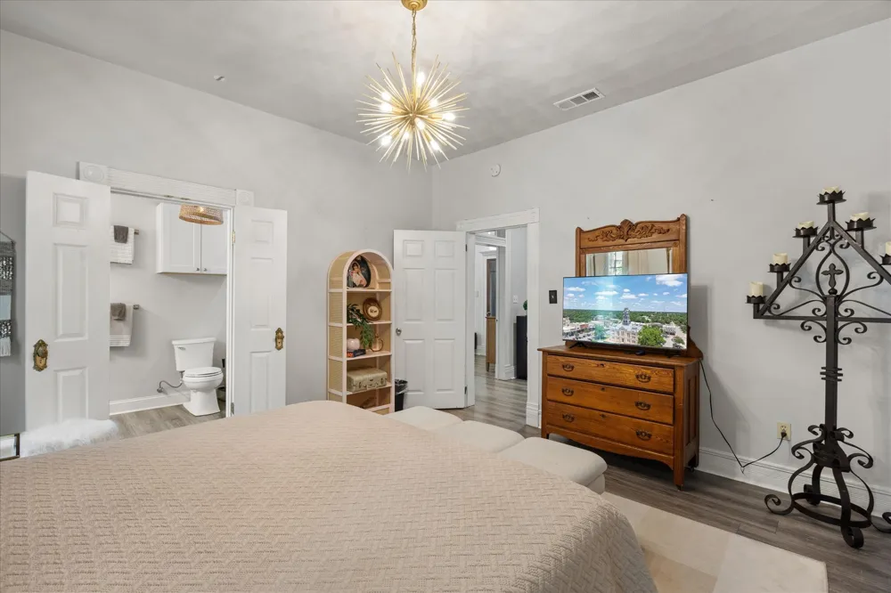1002 W Pearl Street Granbury, TX 76048