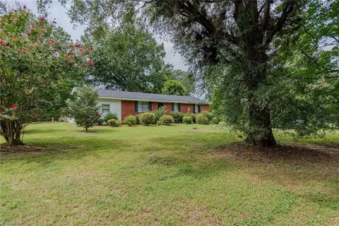 469 Lakeview Drive