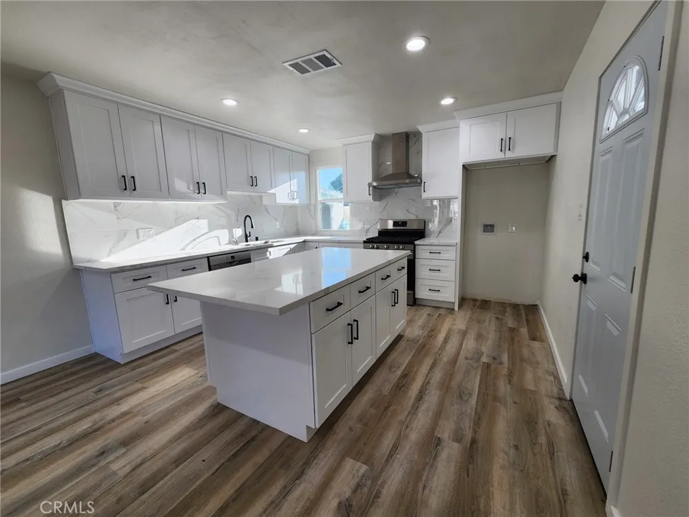 8132 Hatillo Los Angeles, CA 91306