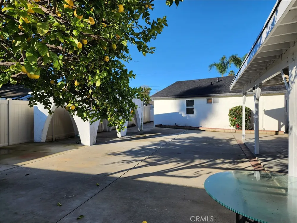8132 Hatillo Los Angeles, CA 91306