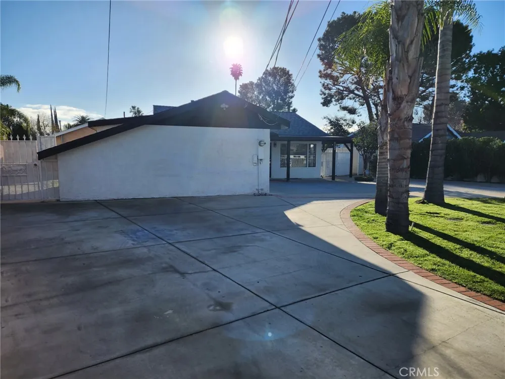 8132 Hatillo Los Angeles, CA 91306