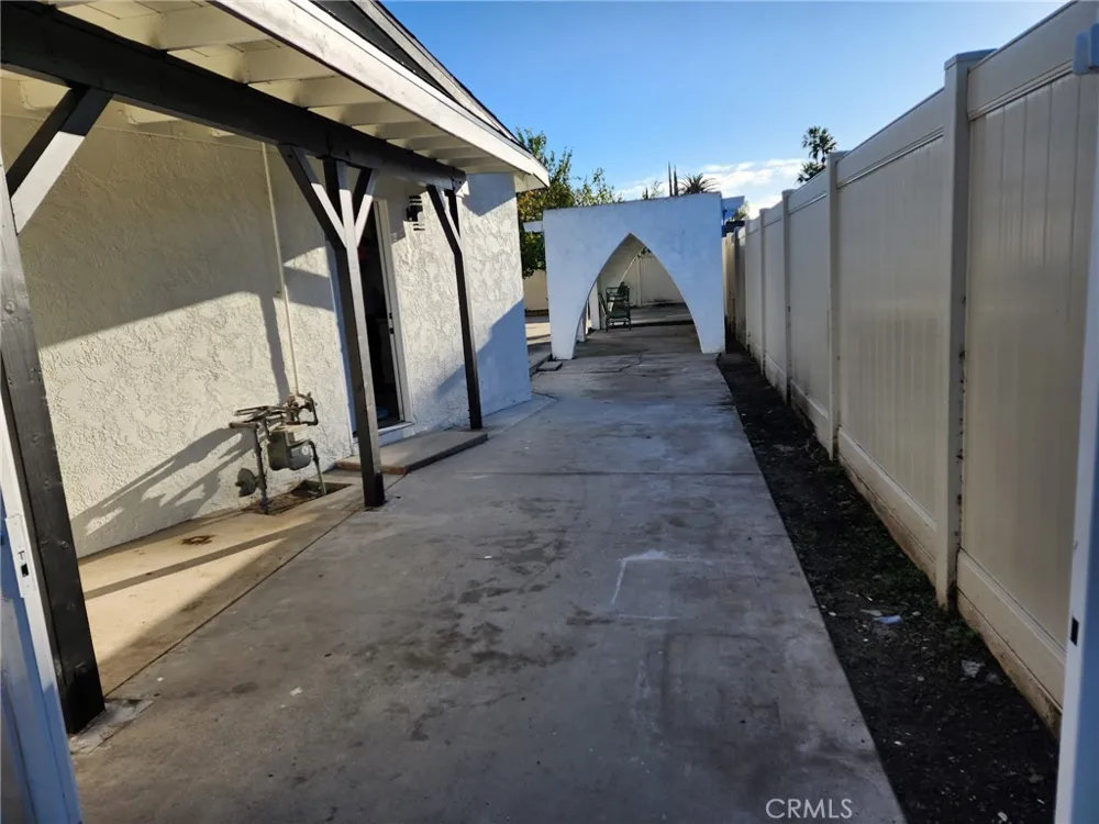 8132 Hatillo Los Angeles, CA 91306