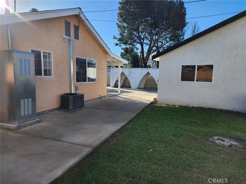 8132 Hatillo Los Angeles, CA 91306
