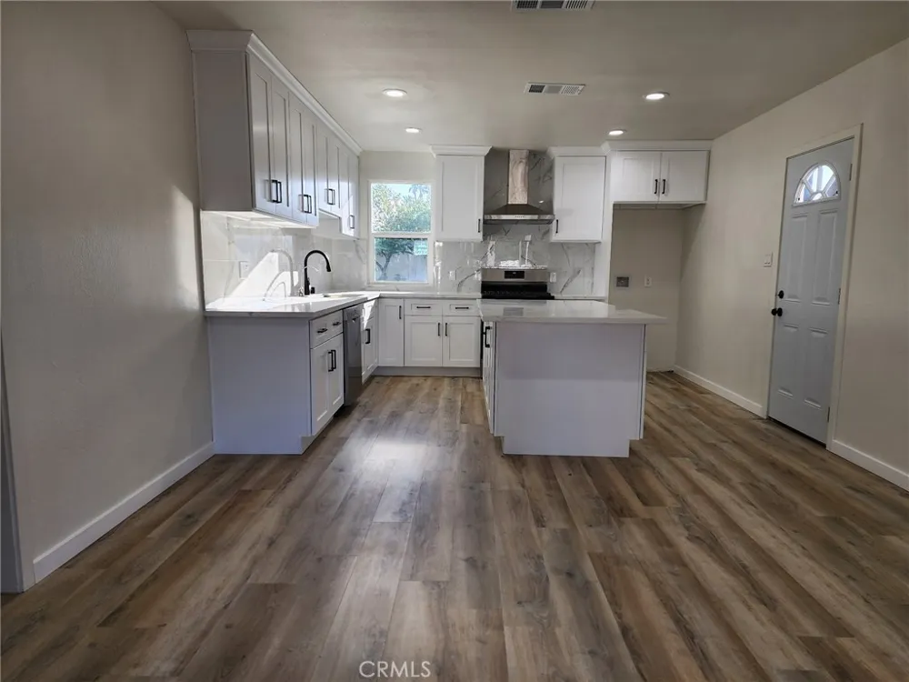 8132 Hatillo Los Angeles, CA 91306