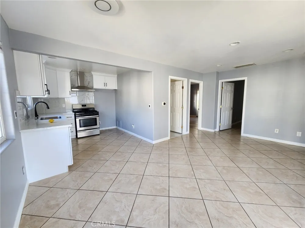 8132 Hatillo Los Angeles, CA 91306