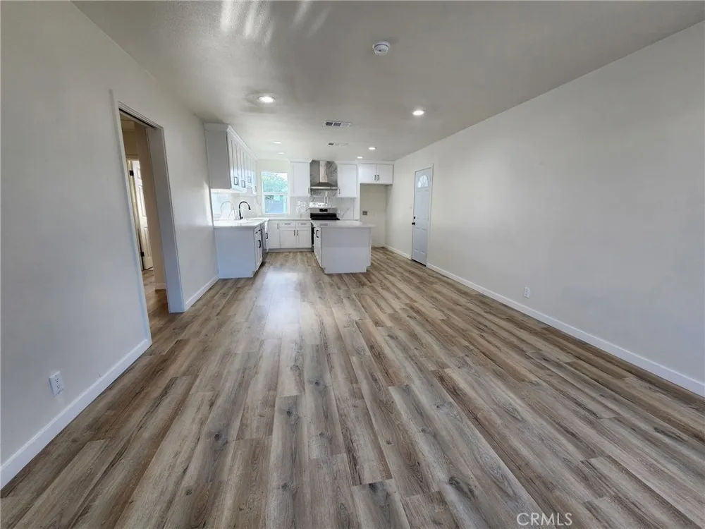 8132 Hatillo Los Angeles, CA 91306