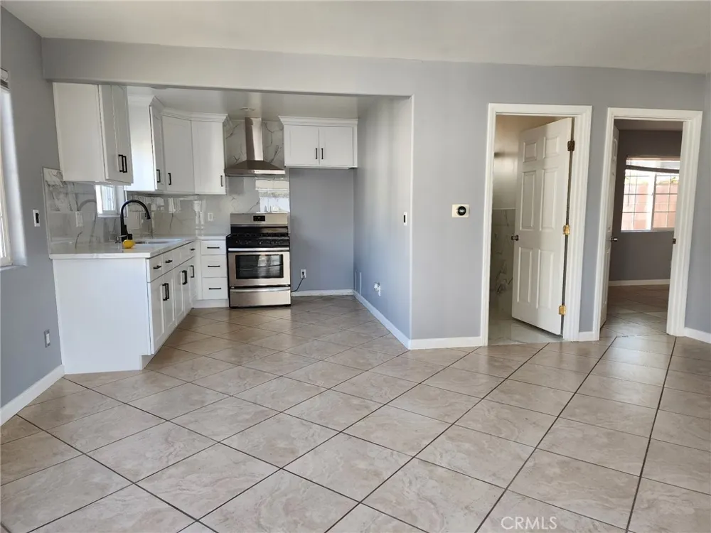 8132 Hatillo Los Angeles, CA 91306