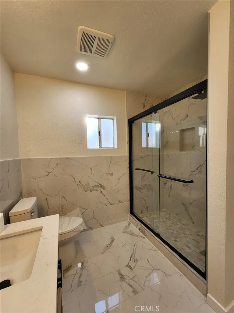 8132 Hatillo Los Angeles, CA 91306