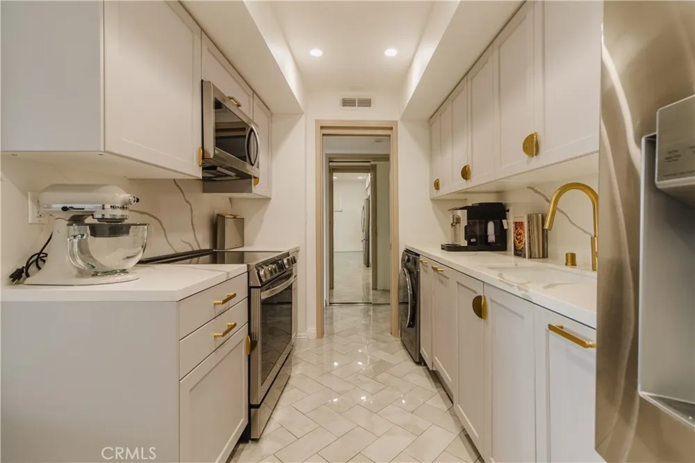 7250 Franklin #1008 Los Angeles, CA 90046