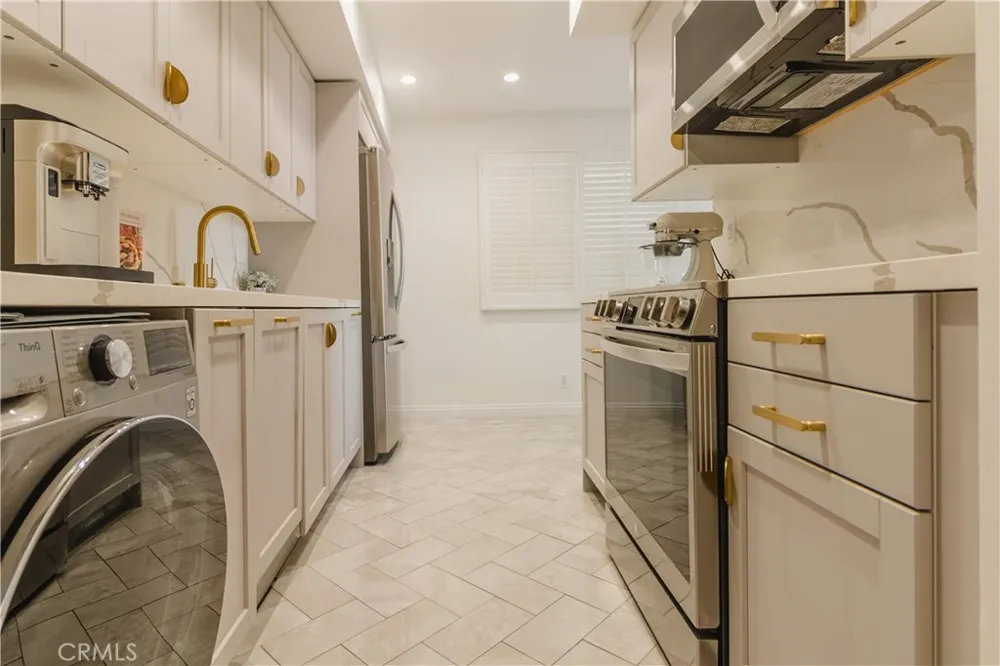 7250 Franklin #1008 Los Angeles, CA 90046