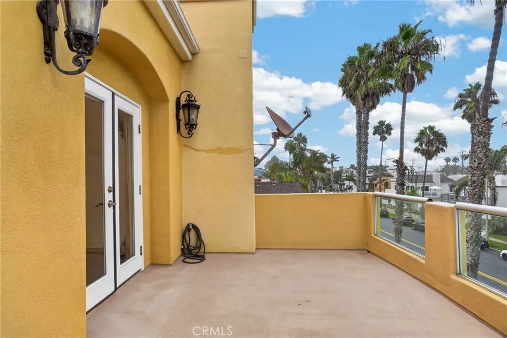 207 18th Street Huntington Beach, CA 92648