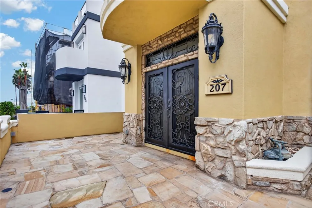 207 18th Street Huntington Beach, CA 92648