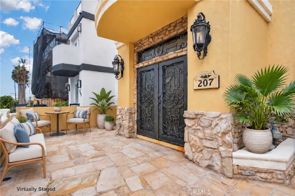 207 18th Street Huntington Beach, CA 92648
