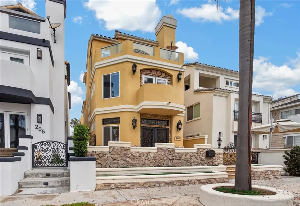 207 18th Street Huntington Beach, CA 92648