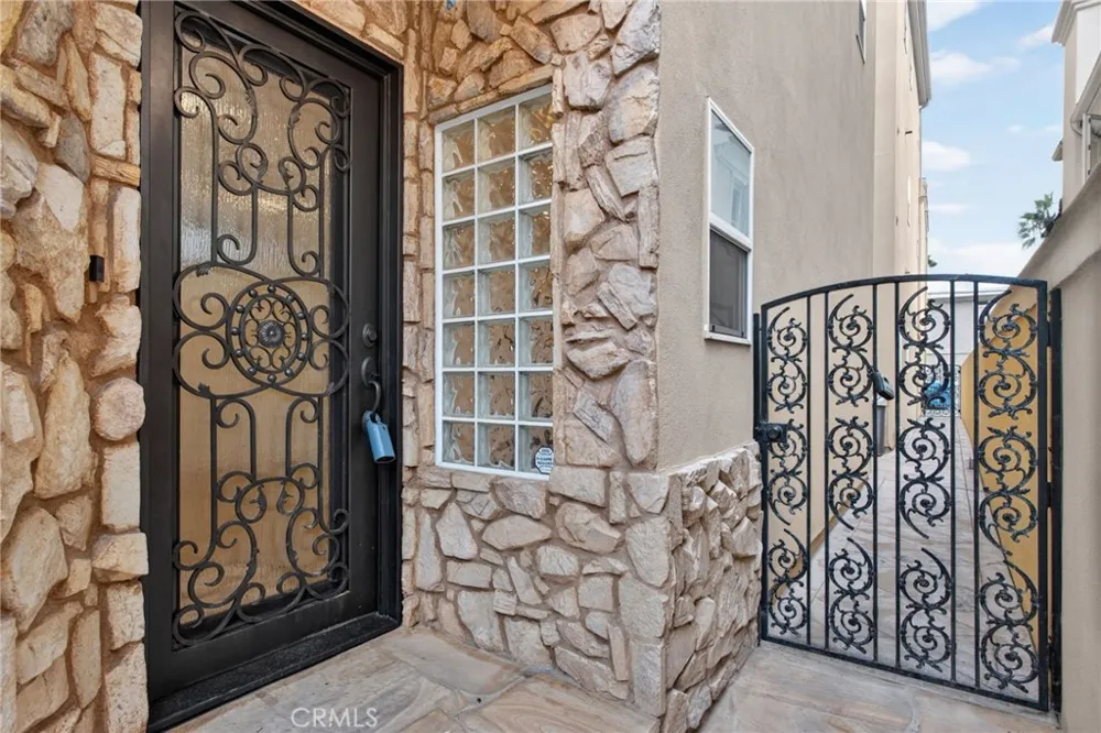 207 18th Street Huntington Beach, CA 92648