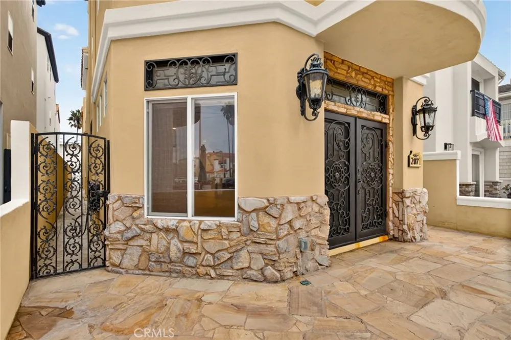 207 18th Street Huntington Beach, CA 92648