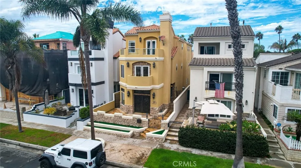 207 18th Street Huntington Beach, CA 92648
