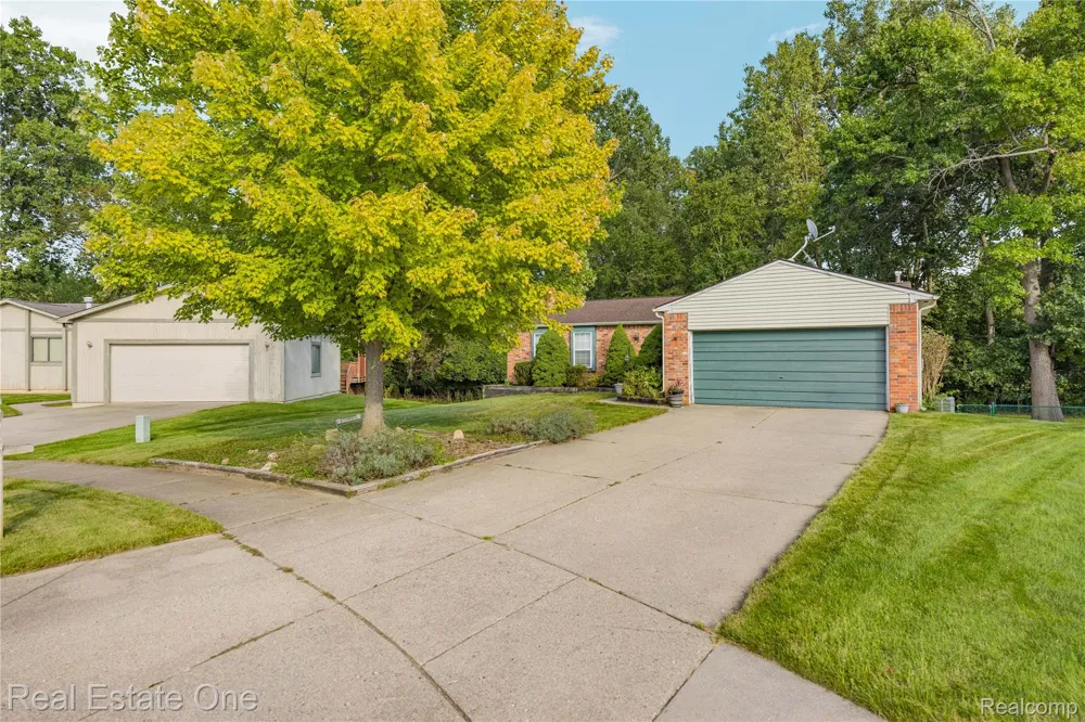 6159 Bay Court Waterford Charter Township, MI 48327