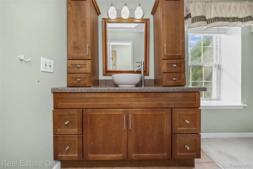 6159 Bay Court Waterford Charter Township, MI 48327