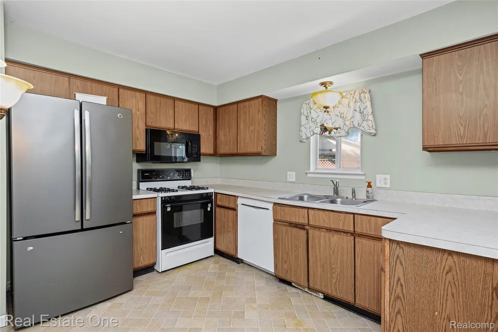 6159 Bay Court Waterford Charter Township, MI 48327